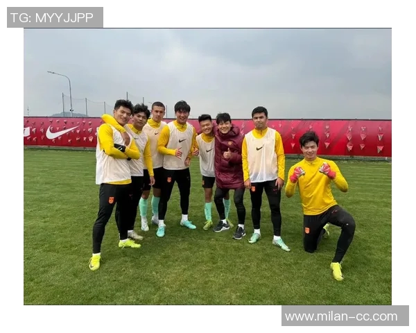 蒯纪闻与杨希合影庆祝新队友加入重温老友情谊