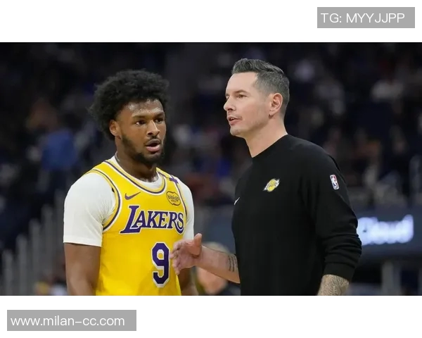 布朗尼单臂补扣震撼全场克内克特称赞他是兄弟太燃了